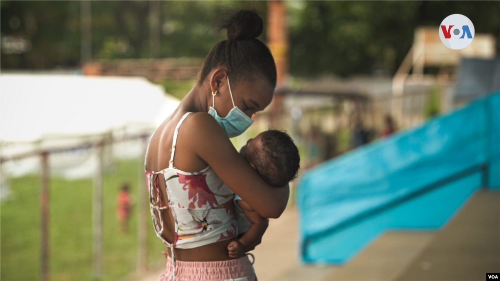 El n&#250;mero de madres solteras es notable en los refugios en Arauquita. Algunos de los esposos decidieron quedarse en Venezuela a cuidar lo poco que les ha dejado el conflicto armado entre la Guardia Bolivariana y grupos armados ilegales.