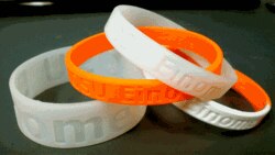 Gelang tangan silikon ini digunakan tim peneliti dari Universitas Oregon untuk meneliti kadar paparan racun dalam tubuh seseorang (Foto: courtesy Steve O'Connell, OSU)