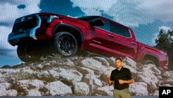 지난해 9월 미국 미시간주 폰티악에서 토요타 자동차 관계자가 풀사이즈 픽업트럭 툰드라 신형 모델을 소개했다.