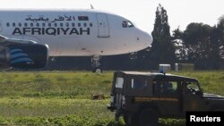 리비아 국영항공사인 ‘아프리키야 에어웨이스’가 운영하는 여객기가 23일 납치돼 몰타 공항에 착륙했다. 군용차량이 여객기 주변에 서 있다.