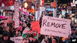 Protes Anti-Trump di Times Square, New York, 17 Desember 2019. (Foto: dok)