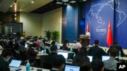 ARCHIVO - Periodistas extranjeros y locales asisten a la sesión informativa diaria en la oficina del Ministerio de Asuntos Exteriores de China en Beijing, el 24 de abril de 2023.