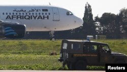 Avyon peyi Libi, Afriqiyah Airways Airbus A320 sou makadam ayewopò zile Malt la. (Foto Reuters: 23 desanm 2016)