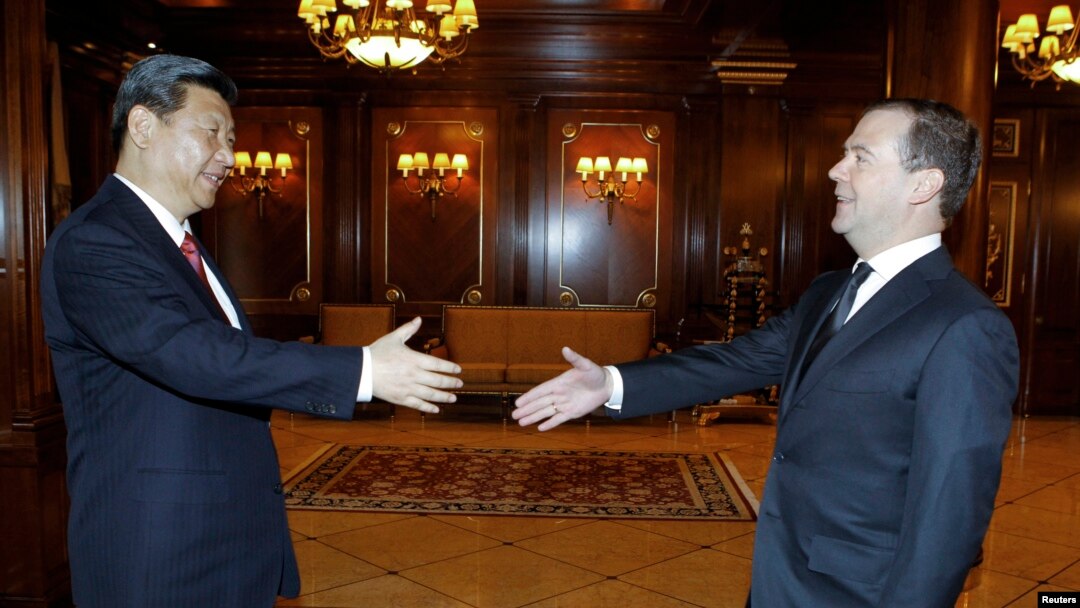 Thủ tướng Nga Dmitry Medvedev (phải) và Chủ tịch Trung Quốc Tập Cận Bình tại một cuộc họp ở Moscow, ngày 23/3/2013.