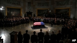 El féretro del expresidente Jimmy Carter en el centro de la rotonda del Capitolio en Washington DC, el 7 de enero de 2025.