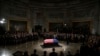 Jenazah mendiang Presiden AS Jimmy Carter dalam peti berbalut bendera Amerika Serikat, disemayamkan di Gedung Capitol, Washington, dalam sebuah prosesi pada 7 Januari 2025. (Foto: Saul Loeb/Pool via AP)