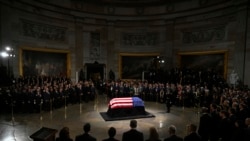 Jenazah mendiang Presiden AS Jimmy Carter dalam peti berbalut bendera Amerika Serikat, disemayamkan di Gedung Capitol, Washington, dalam sebuah prosesi pada 7 Januari 2025. (Foto: Saul Loeb/Pool via AP)