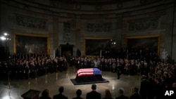 Jenazah mendiang Presiden AS Jimmy Carter dalam peti berbalut bendera Amerika Serikat, disemayamkan di Gedung Capitol, Washington, dalam sebuah prosesi pada 7 Januari 2025. (Foto: Saul Loeb/Pool via AP)