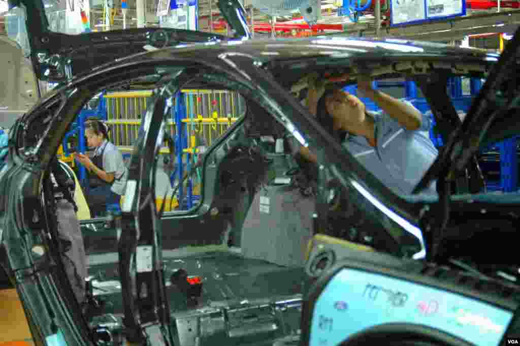 About 2.5 million cars and trucks will be built in Thailand in 2013. (Steve L. Herman/VOA) 