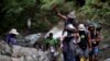 Migrantes haitianos cruzan la selva del Darién, cerca de Acandi, departamento de Chocó, Colombia, rumbo a Panamá, el 26 de septiembre de 2021.