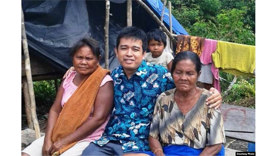 Hempri Suyatna (tengah) dalam kunjungan akademis ke Suku Anak Dalam di Jambi. (Foto: dok pribadi)