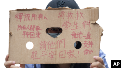 Familias de los manifestantes en Hong Kong están preocupados por que el producto de los gases lacrimógenos pueda liberar químicos tóxicos, incluyendo una dioxina cancerígena.