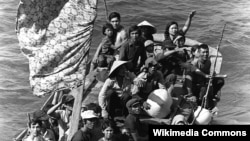 Các thuyền nhân Việt Nam lênh đênh trên biển tìm đường ra nước ngoài.