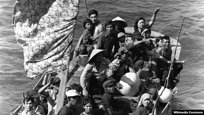 Các thuyền nhân Việt Nam lênh đênh trên biển tìm đường ra nước ngoài.