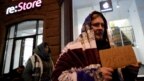 Một người Nga cầm bảng rao bán chỗ chờ trước mua iPhone XS và XS Max trước một cửa hàng ở Moscow, Russia ngày 26/9/2018.