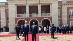 Shugaban kasar Amurka Joe Biden (hagu) ya gana da takwaransa na Angola Joao Lourenco a fadarsa dake birnin Luanda.