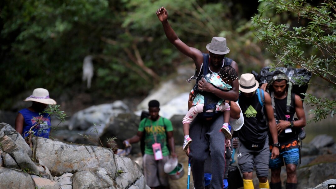 Migrantes haitianos cruzan la selva del Darién, cerca de Acandi, departamento de Chocó, Colombia, rumbo a Panamá, el 26 de septiembre de 2021.