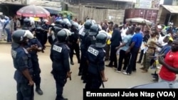 Quartier Logpom à Douala, policiers et militants du MRC, le 26 janvier 2019/ (VOA/Emmanuel Jules Ntap)