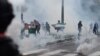 Gases lacrimógenos llenan el aire durante una manifestación pro palestina convocada contra el bombardeo israelí de la Franja de Gaza, en París, el 15 de mayo de 2021.