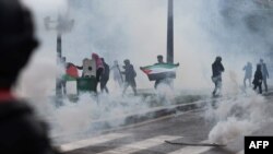 Gases lacrimógenos llenan el aire durante una manifestación pro palestina convocada contra el bombardeo israelí de la Franja de Gaza, en París, el 15 de mayo de 2021.