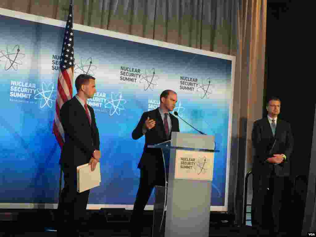 美白宫官员举行记者会（美国之音莉雅拍摄） 