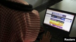 Seorang pria Saudi menjelajahi sebuah situs web di laptop-nya di Riyadh, 11 Februari 2014. Perang saudara Suriah telah menyebabkan ancaman baru radikalisme Islam di Arab Saudi yang membutuhkan "perang ideologi" yang lebih agresif di Internet. (Foto: Reuters/Faisal Al Nasser)