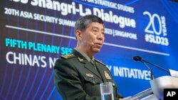 Menteri Pertahanan China, Li Shangfu berbicara pada forum pertahanan "Shangri-La Dialogue" di Singapura hari Minggu (4/6)/ 