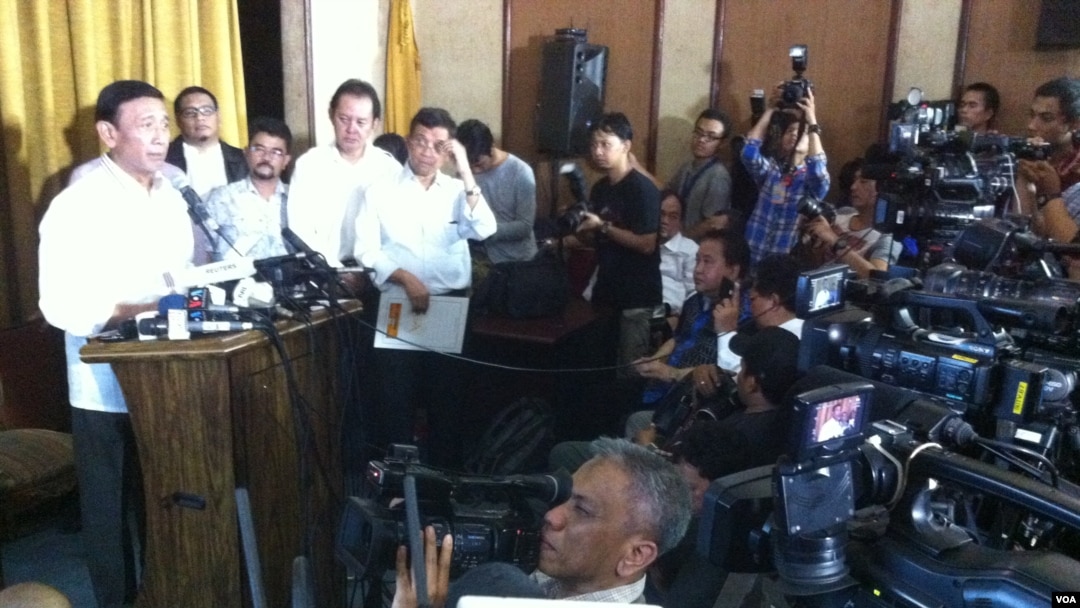 Mantan Pangab Jendral (Purnawirawan) Wiranto, di hadapan wartawan di Jakarta, Kamis, 19 Juni 2014, memastikan keterlibatan capres Prabowo dalam aksi penculikan aktivis tahun 1998 (Foto:VOA/Ahadian Utama)