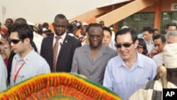 Luc Adolphe Tiao, alors premier ministre du Faso, accompagne le président taïwanais Ma Ying-jeou à Ziniaré au Burkina (archives).