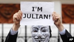 Pristalica Džulijana Asanža ispred ekvadorske ambasade u Londonu