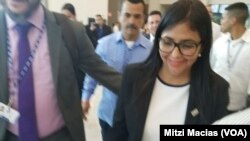 Delcy Rodríguez abandonó el recinto sin responder a más preguntas de la prensa donde se realiza la Asamblea General de la OEA