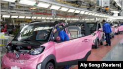 Empleados inspeccionan autos eléctricos Baojun E100 en una planta de ensamblaje operada por General Motors Co y sus socios locales en Liuzhou, China, 27 de diciembre de 2017. Imagen de archivo. 