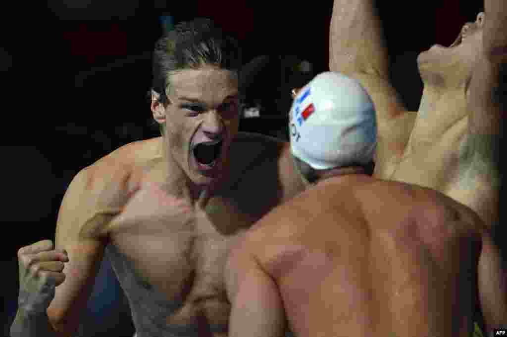 France&#39;s Yannick Agnel and France&#39;s Fabien Gilot celebrate after winning the final of the men&#39;s 4x100-meter freestyle relay swimming event in the FINA World Championships at Palau Sant Jordi in Barcelona, July 28, 2013. 