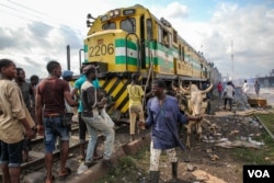 Cattle are offloaded from a freight train at the Oko-Oba abattoir in Lagos, Nigeria, Sept. 3, 2016. (C. Stein/VOA)