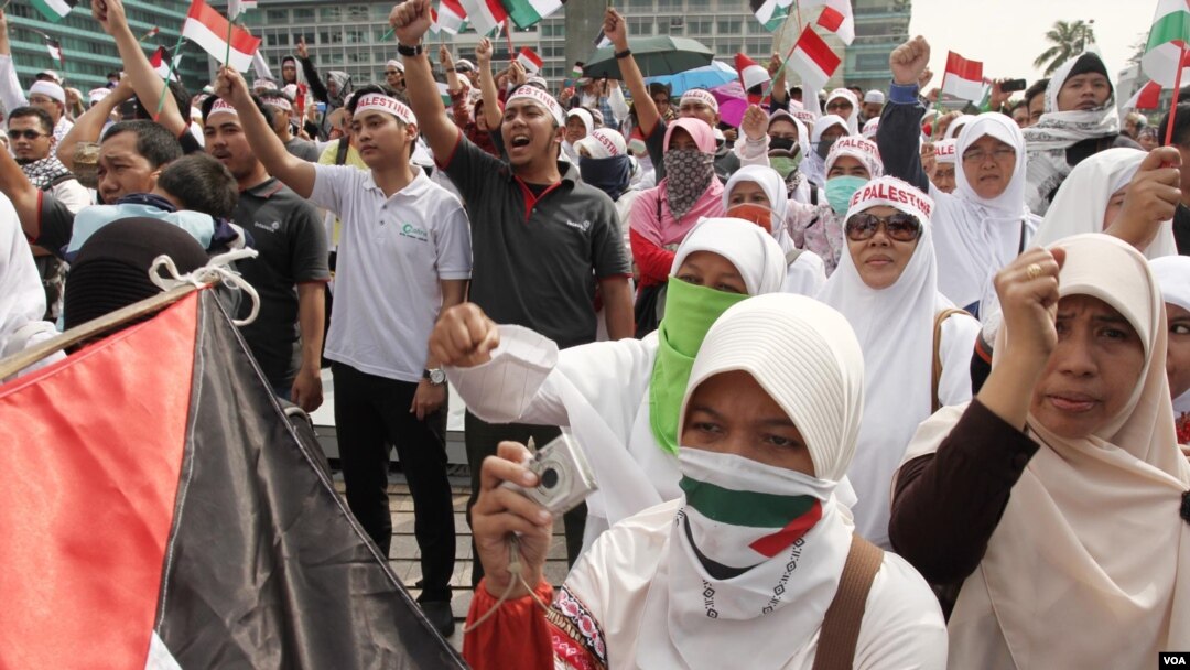 Aksi dukungan bagi Palestina dilakukan di Bundaran HI, Jakarta, 11 Juli 2014 (Foto VOA/ Fathiyah Wardah) 