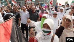 Aksi dukungan bagi Palestina dilakukan di Bundaran HI, Jakarta, 11 Juli 2014 (Foto VOA/ Fathiyah Wardah) 