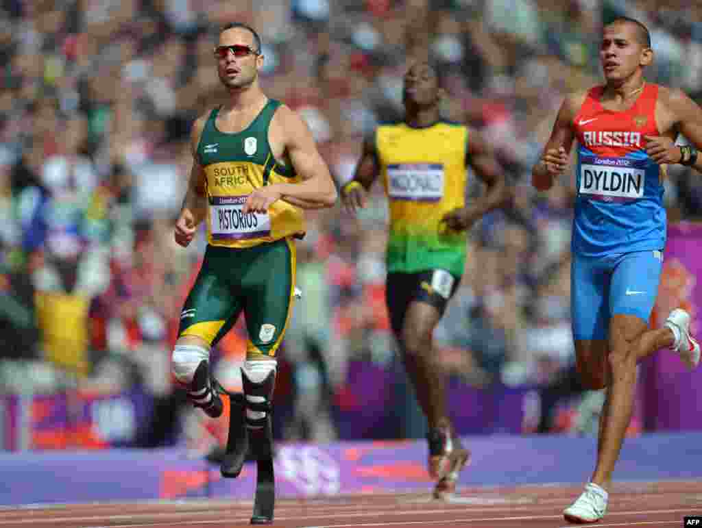 South Africa's Oscar Pistorius (L) and Russia's Maksim Dyldin compete in the men's 400m heats at the athletics event of the London 2012 Olympic Games on August 4, 2012 in London. 