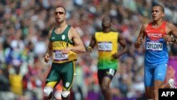 Pelari Afrika Selatan, Oscar Pistorius (kiri) yang menggunakan kaki prostetik, berhasil masuk babak semifinal 400m putera, Sabtu (4/8).