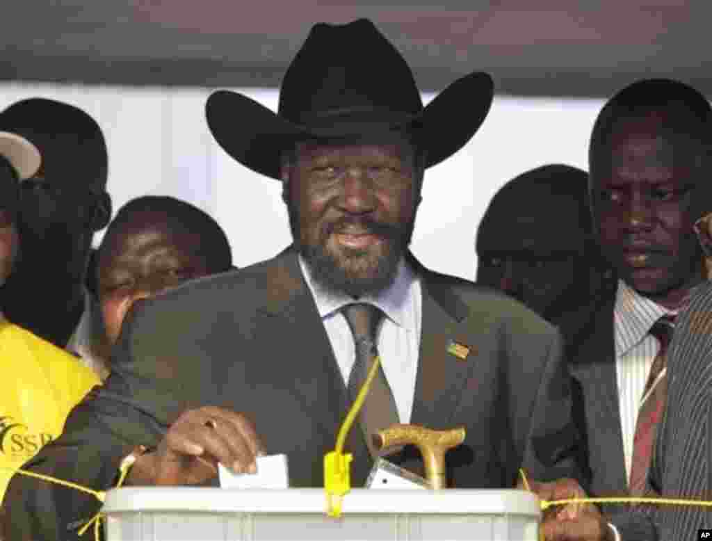 Rais Salva Kiir wa Sudan kuisni akipiga kura wakati wa kura ya maoni mjini JUba tarehe 9 Januari 2010.