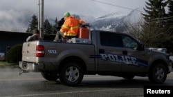 Rescue workers, volunteers depart fire station in Darrington, Washington, March 26, 2014.