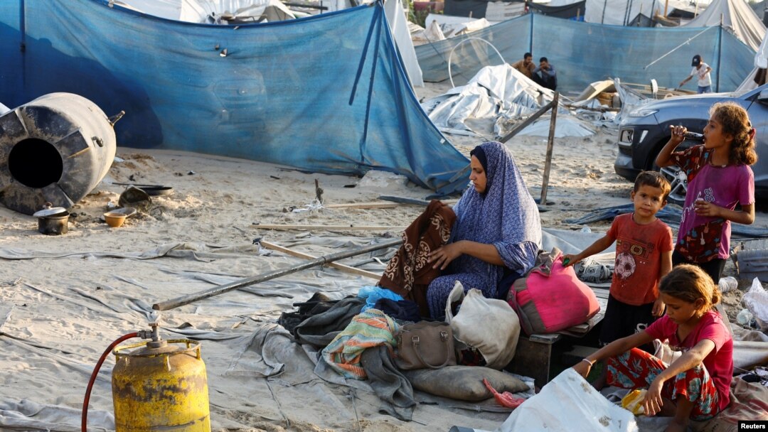 在加沙地带南部汗尤尼斯的 Al-Mawasi 地区,以色列袭击了一个为流离失所者提供庇护的帐篷营地,一名巴勒斯坦妇女在现场翻看儿童身边的物品。(2024年9月10日)