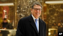 Ansyen gouvènè Eta Tekzas la, Rick Perry, ki tap souri pandan li tap kite Trump Tower a nan Manhattan New York, nan jounen lendi 12 desanm 2016 la.