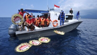 Một lễ tưởng niệm trên biển dành cho thủy thủ đoàn của tàu ngầm KRI Nanggala-402 đã bị chìm, 26/4/2021.