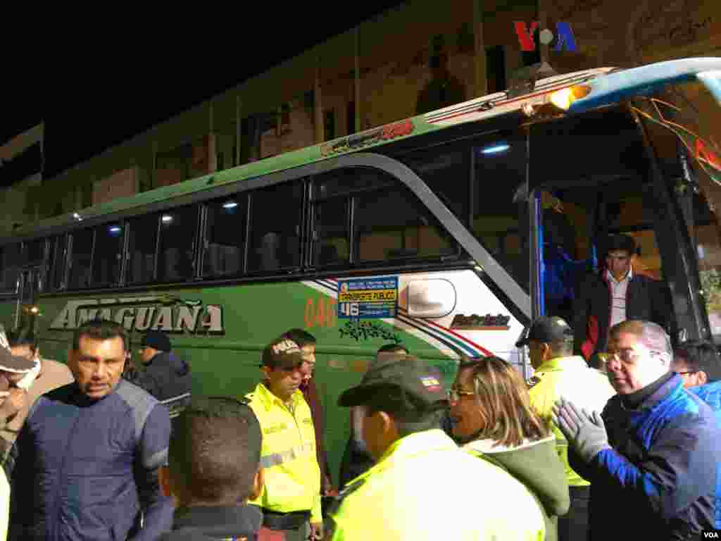Aproximadamente 1.200 venezolanos se movilizaron en 30 buses desde la frontera entre Colombia y Ecuador hasta la frontera con Perú. (Foto: Celia Mendoza - VOA)