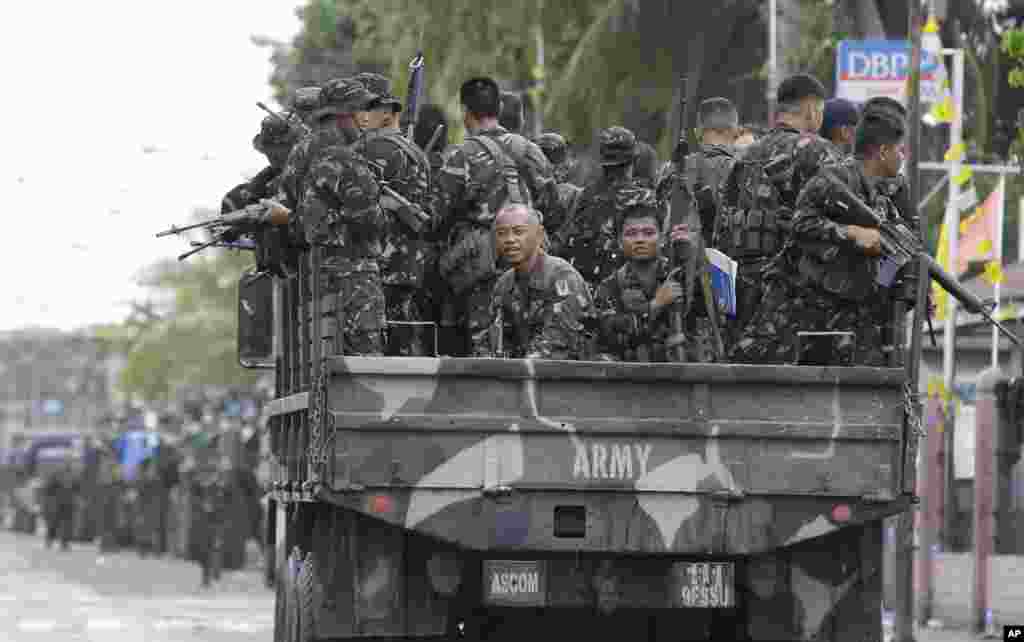 Tentara-tentara pemerintah tiba di Zamboanga, Filipina, untuk memperkuat pasukan setelah seorang tentara angkatan darat tewas dalam operasi melawan para pemberontak Muslim di wilayah tersebut (19/9). (AP/Bullit Marquez)