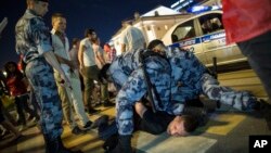 Cảnh sát Nga bắt giữ một cổ động viên bị nghi là hooligan hôm 20/6.