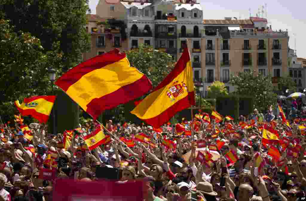 Los ciudadanos se reunieron en frente del Palacio Real con banderas de España y cánticos de “España unida jamás será vencida” mientras los nuevos Reyes saludaban desde el balcón del palacio.