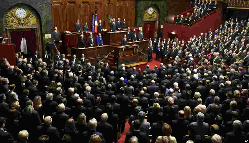 فرانسوا اولاند رئیس جمهوری فرانسه قبل از شروع سخنرانی در کاخ ورسای برای ادای احترام به قربانیان یک دقیقه سکوت اعلام کرد