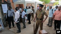 斯里兰卡科伦坡的选举工作人员收集投票信息（2015年8月16日） 。
