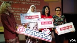 Para pemenang kompetisi kewirausahaan yang diadakan oleh Kedutaan Besar AS di Jakarta, bekerja sama dengan Universitas Austin Texas dan Universitas Trisakti, Jakarta. (VOA/Iris Gera)